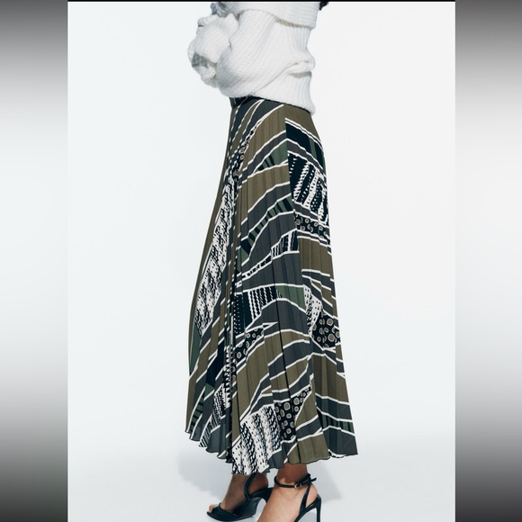 Zara Pleated Skirt - Small - Picture 3 of 5